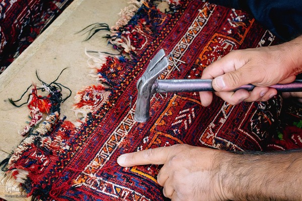 هنر مرمت فرش در قلب بازار اصفهان
