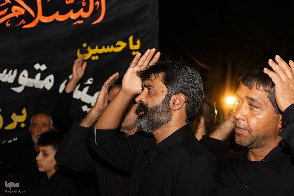 عزاداری شب هشتم محرم در گلستان شهدای اصفهان