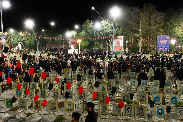 عزاداری شب هشتم محرم در گلستان شهدای اصفهان