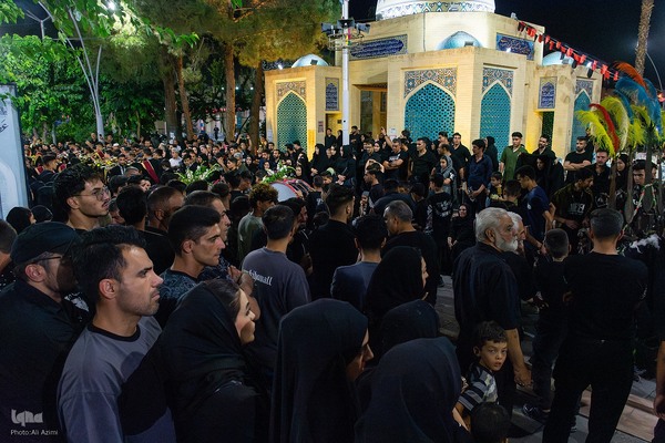 عزاداری شب هشتم محرم در گلستان شهدای اصفهان