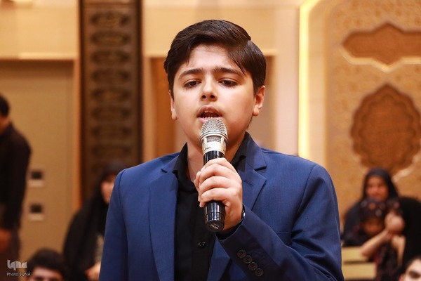 اهدای هدایای رهبر انقلاب به قاریان نوجوان مؤسسه بینه