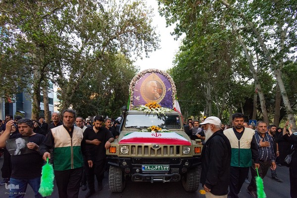 بدرقه پیکر استاد فرشچیان به خانه ابدی (۲)