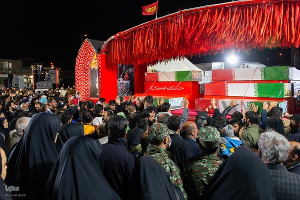 بدرقه کاروان اهالی بهشت از گلستان شهدای اصفهان