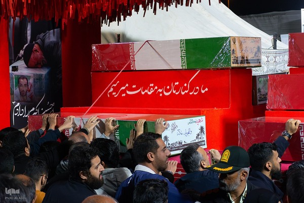 بدرقه کاروان اهالی بهشت از گلستان شهدای اصفهان