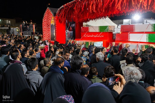 بدرقه کاروان اهالی بهشت از گلستان شهدای اصفهان