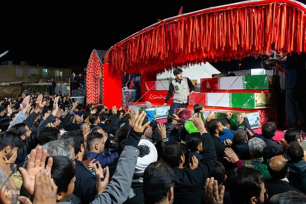 بدرقه کاروان اهالی بهشت از گلستان شهدای اصفهان