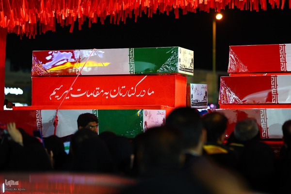 بدرقه کاروان اهالی بهشت از گلستان شهدای اصفهان