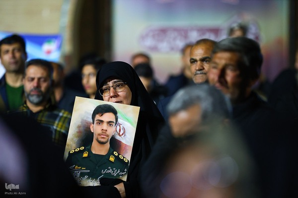 بدرقه کاروان اهالی بهشت از گلستان شهدای اصفهان