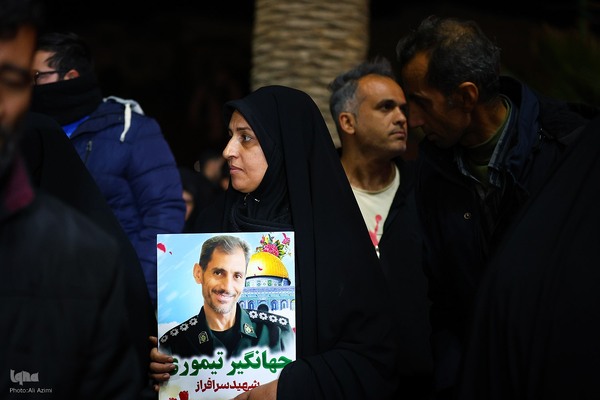 بدرقه کاروان اهالی بهشت از گلستان شهدای اصفهان