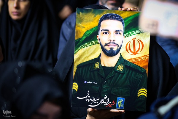 بدرقه کاروان اهالی بهشت از گلستان شهدای اصفهان