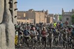 A Djenné les Maliens recrépisent leur mosquée millénaire