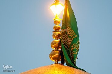 हरमे इमाम रज़ा (अ0) के गुंबद के ध्वज को बदलने का समारोह