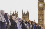 La catena umana delle musulmane di Londra per esprimere solidarietà dopo l'attentato