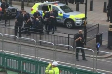 La polizia di Londra ha arrestato un uomo armato vicino Westminster