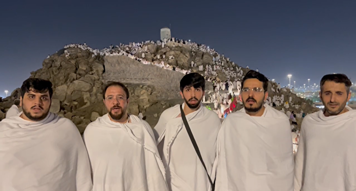 Pagbigkas ng Koro sa pamamagitan ng Pangkat ng Tawasheeh Noor sa Bukirin ng Arafah