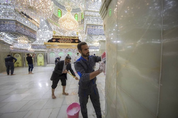 Стирание пыли с надгробья имама Хусейна в преддверии мохаррама (+фото & видео)
