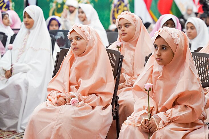 Wasichana Kutoka Ulimwengu wa Kiislamu Waadhimisha Hafla ya Kuanza Ibada Katika Haram ya Imam Ridha (AS)