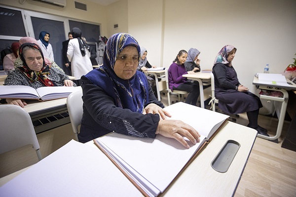 Görme engelli kursiyerler, Braille alfabesiyle Kur'an-ı Kerim'i hatmetti