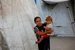 Gazze’den göç eden aileler Deyr Belah’taki UNRWA okullarına sığındı